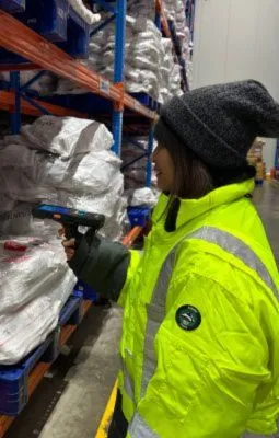 Kontrol Suhu dan Stok Akurat